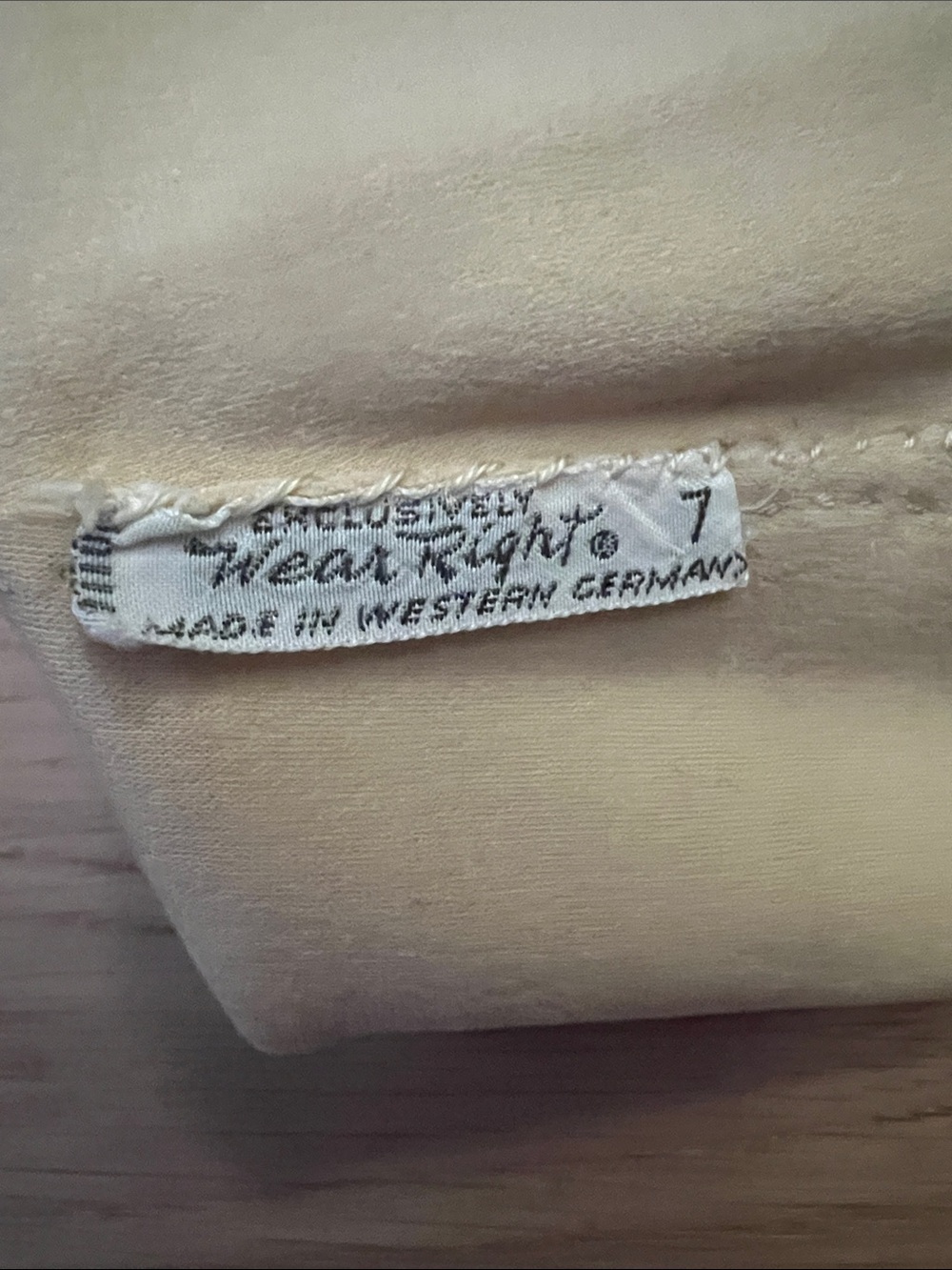Wear Right Cream Gloves with Labelled Tag - Picture 9 of 10